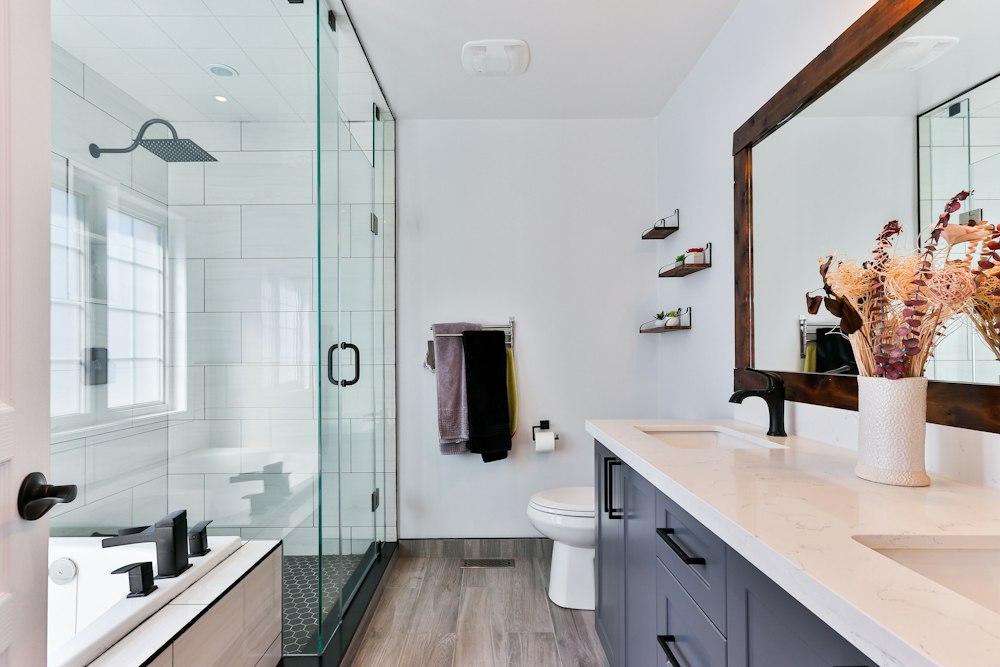 Baño terminado con ducha y vanitorio
