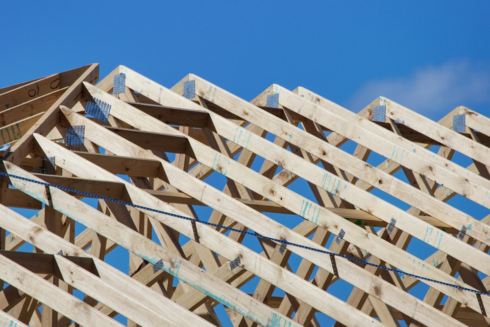 Cerchas de madera de la cubierta de un kit de casa