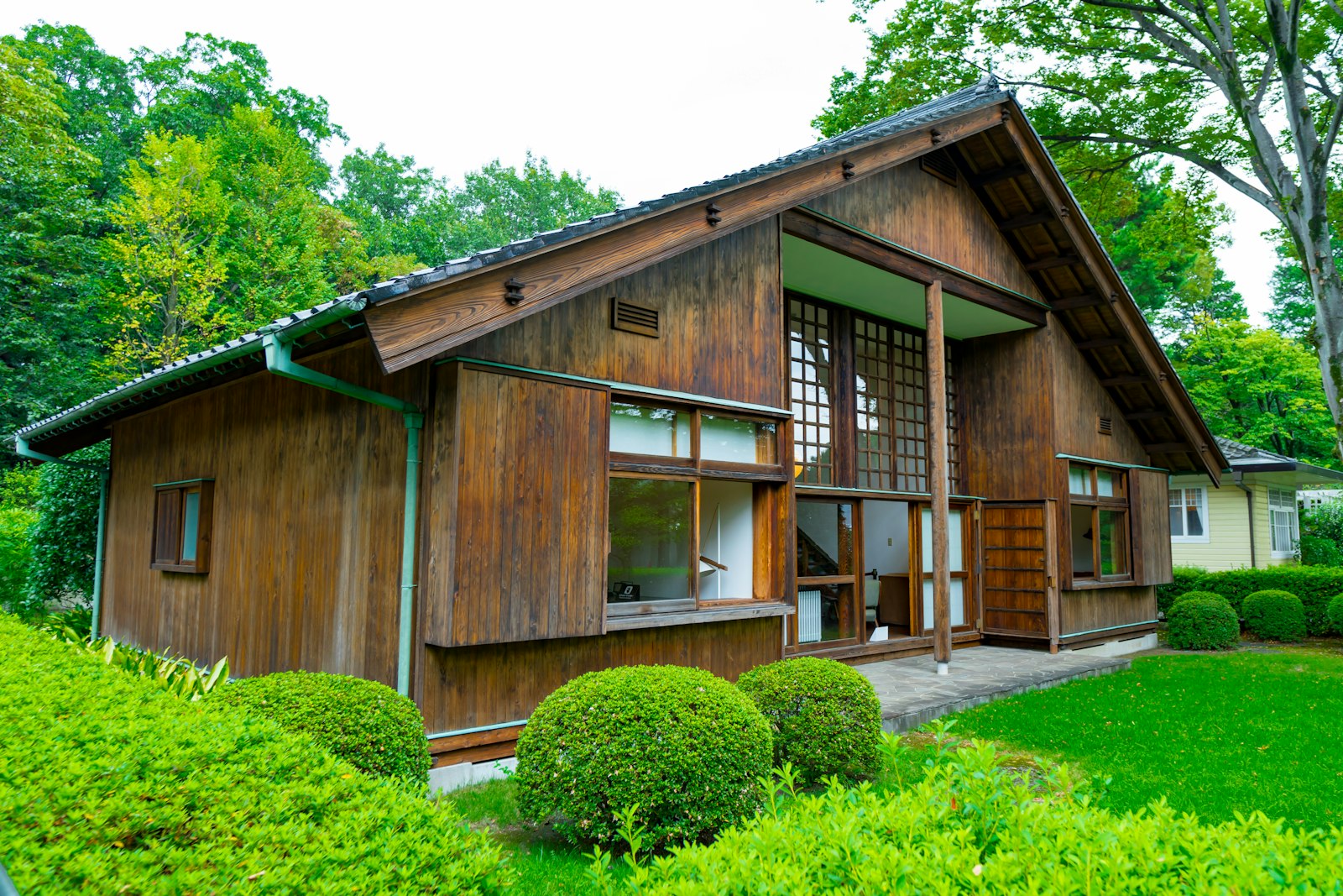 Casa prefabricada de madera con jardín