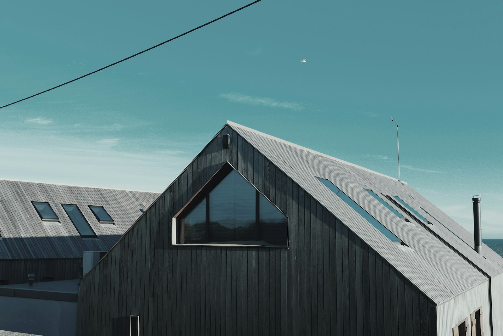 Casa gris de madera junto al agua